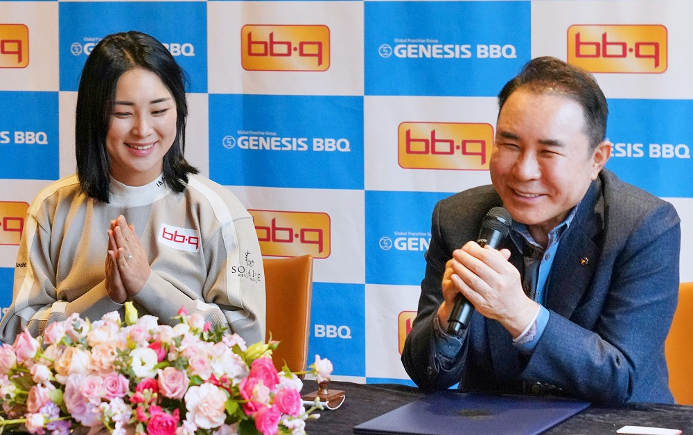 2025년 1월 13일, 제너시스BBQ 그룹 윤홍근 회장(오른쪽)이 윤이나 프로(왼쪽) 후원 협약식에서 인사말을 하고 있다./사진=BBQ