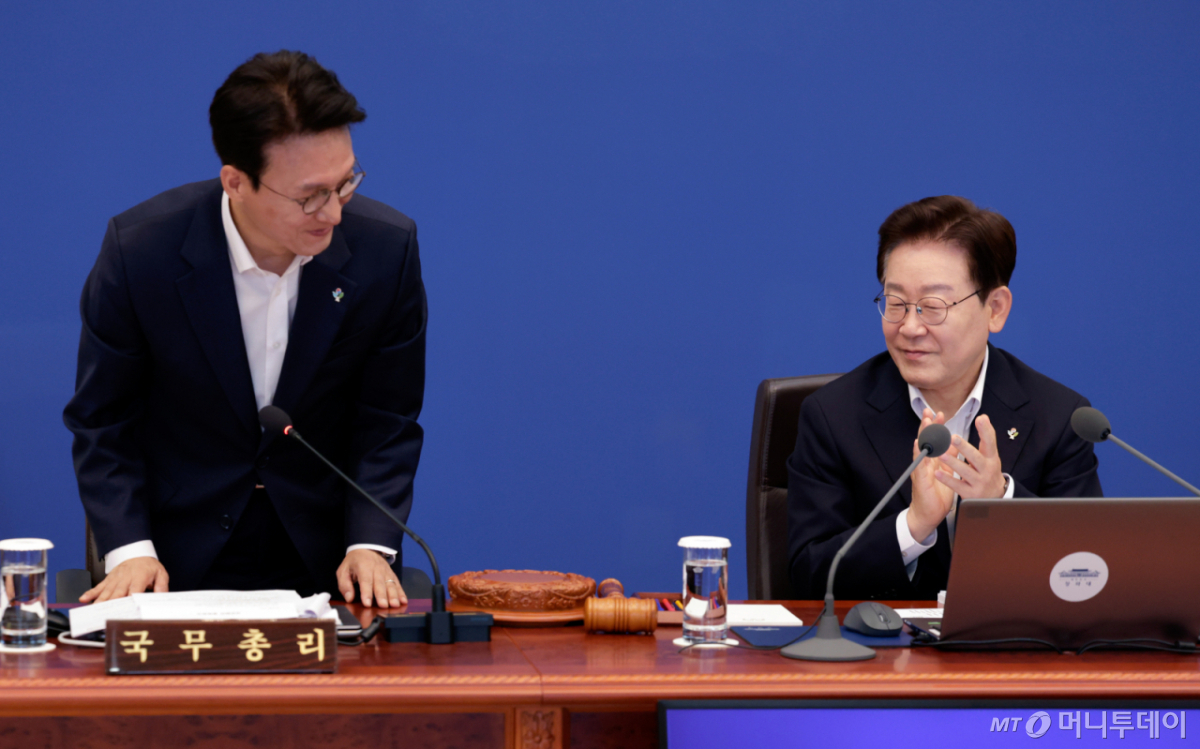 (서울=뉴스1) 이재명 기자 = 이재명 대통령이 30일 청와대에서 열린 국무회의 겸 비상경제점검회의에서 김민석 국무총리의 인사에 박수를 보내고 있다. 2026.6.30/뉴스1  Copyright © 뉴스1. All rights reserved. 무단 전재 및 재배포,  AI학습 이용 금지. /사진=(서울=뉴스1) 이재명 기자