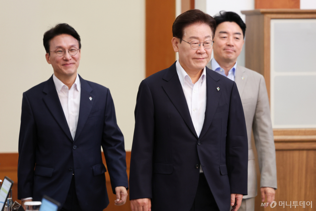 (서울=뉴스1) 이재명 기자 = 이재명 대통령이 30일 청와대에서 열린 국무회의 겸 비상경제점검회의에 입장하고 있다. 2026.6.30/뉴스1  Copyright © 뉴스1. All rights reserved. 무단 전재 및 재배포,  AI학습 이용 금지. /사진=(서울=뉴스1) 이재명 기자