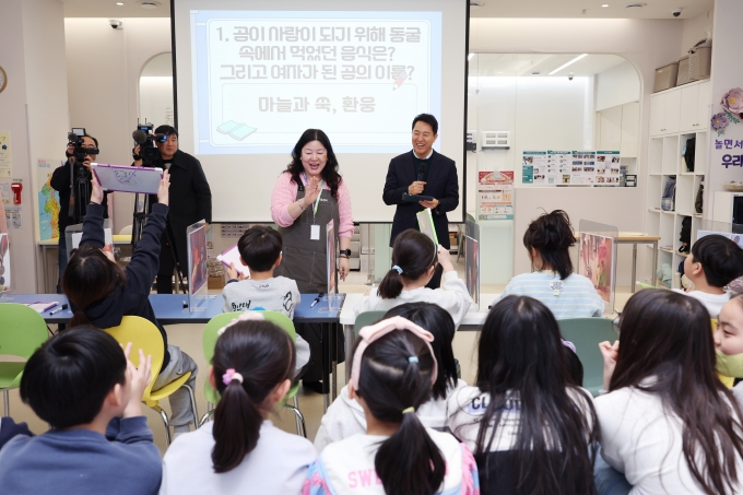 ▲오세훈 서울시장이 지난 2월 23일 서울 동작구 우리동네키움센터 동작13호점을 방문해 아이들과 독서골든벨을 하고 있다./사진=뉴시스
