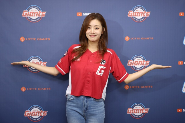배우 강소라가 28일 부산 LG전 시구를 앞두고 취재진과 인터뷰에 응했다. /사진=롯데 자이언츠 제공