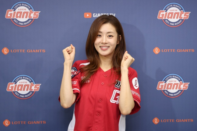 배우 강소라가 28일 부산 LG전 시구를 앞두고 취재진과 인터뷰에 응했다. /사진=롯데 자이언츠 제공