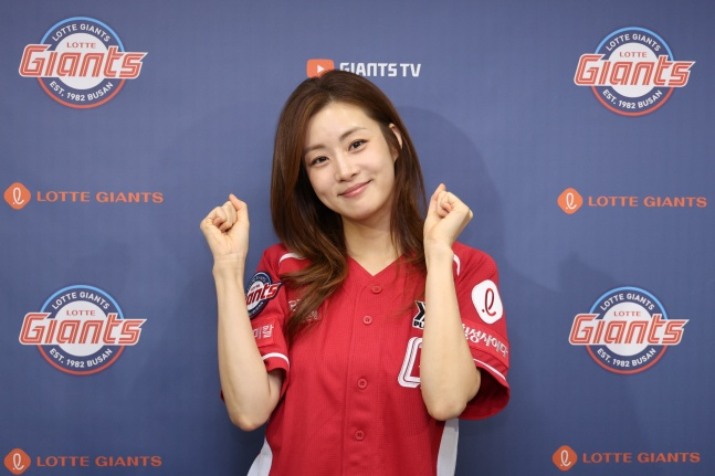 배우 강소라가 28일 부산 LG전 시구를 앞두고 취재진과 인터뷰에 응했다. /사진=롯데 자이언츠 제공