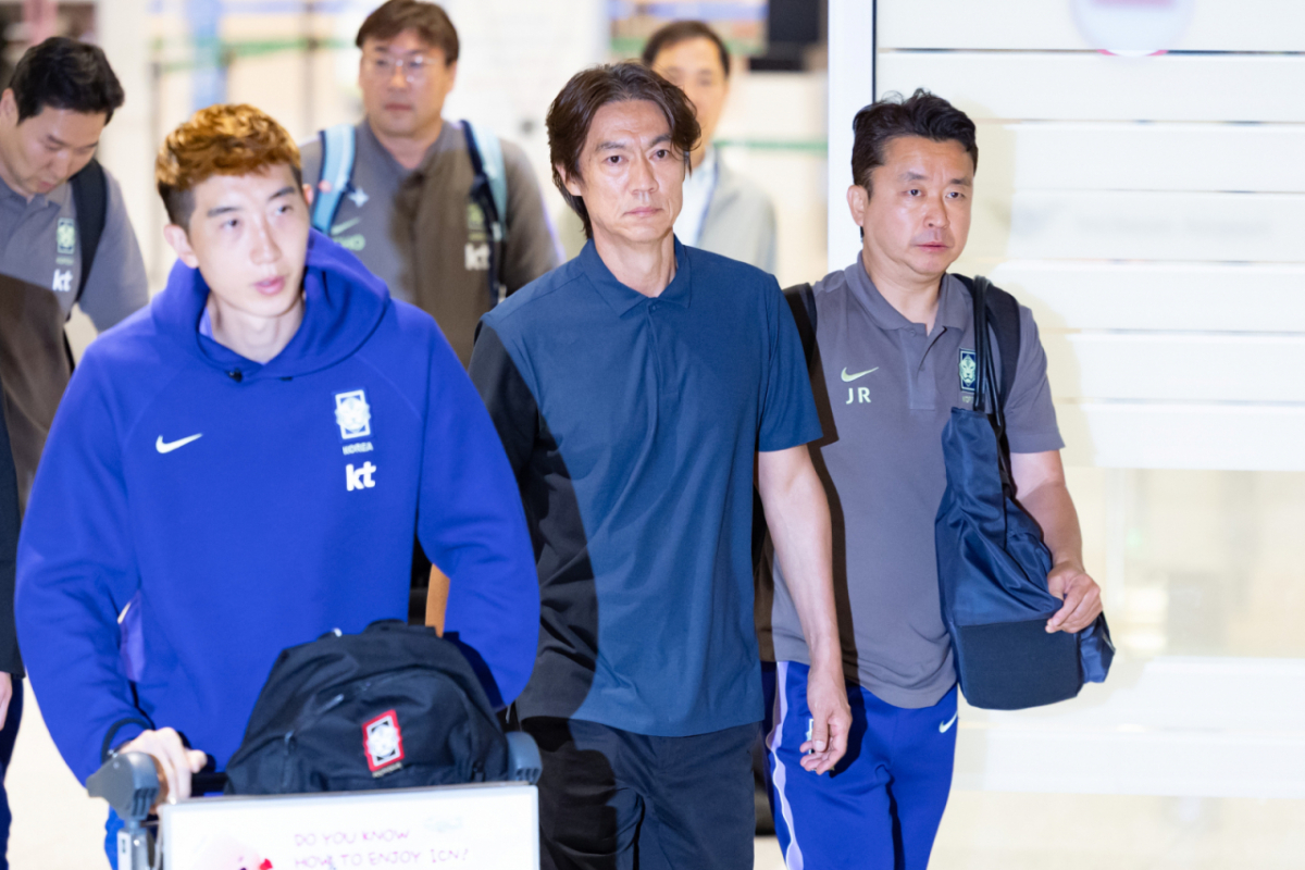 홍명보 전 한국 축구 국가대표팀 감독이 30일 인천국제공항 제2터미널을 통해 귀국하고 있다./사진=뉴시스