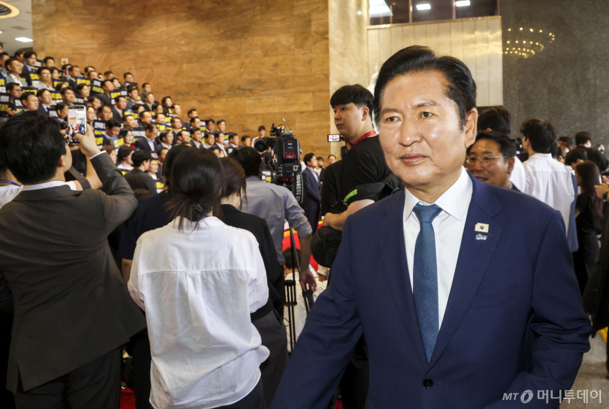 [서울=뉴시스] 정병혁 기자 = 정청래 전 더불어민주당 대표가 29일 서울 여의도 국회에서 열린 의원총회에 참석하기 위해 이동하고 있다. 왼쪽은 더불어민주당의 원 구성 강행을 규탄하는 국민의힘 의원들. 2026.06.29. /사진=정병혁