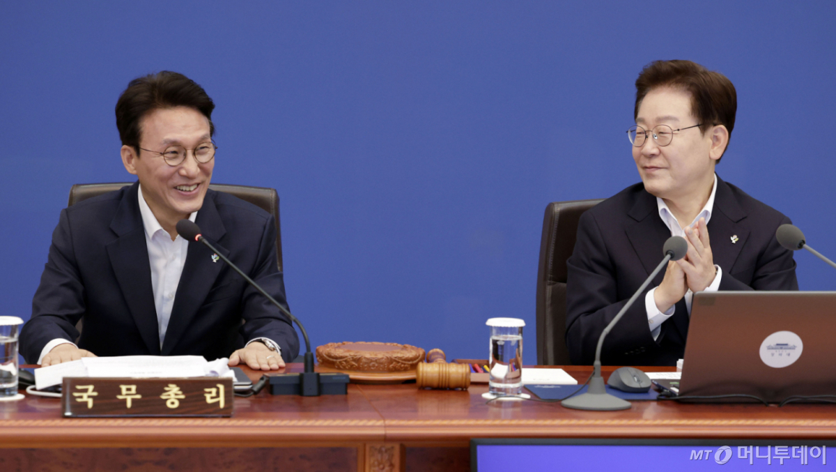 [서울=뉴시스] 최동준 기자 = 이재명 대통령이 30일 청와대에서 열린 국무회의 겸 비상경제점검회의에서 이임을 앞둔 김민석 국무총리에게 박수를 보내고 있다. 2026.06.30. /사진=최동준