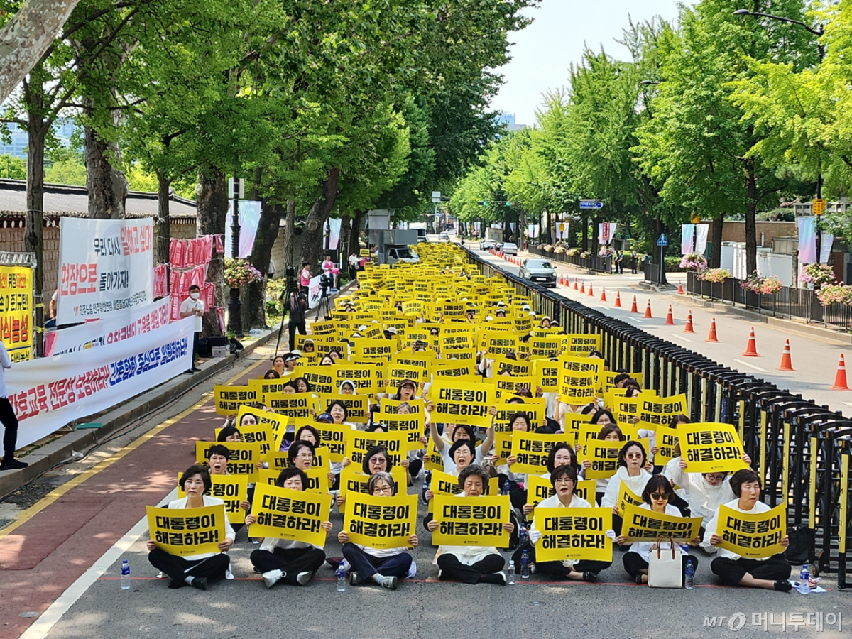 30일 서울 청와대 앞 도로에서 열린 '진료지원 간호사 교육체계 정상화 2차 촉구대회'에서 간호사들이 '대통령이 해결하라!'는 문구의 피켓을 들고 시위하고 있다. /사진=정심교 기자