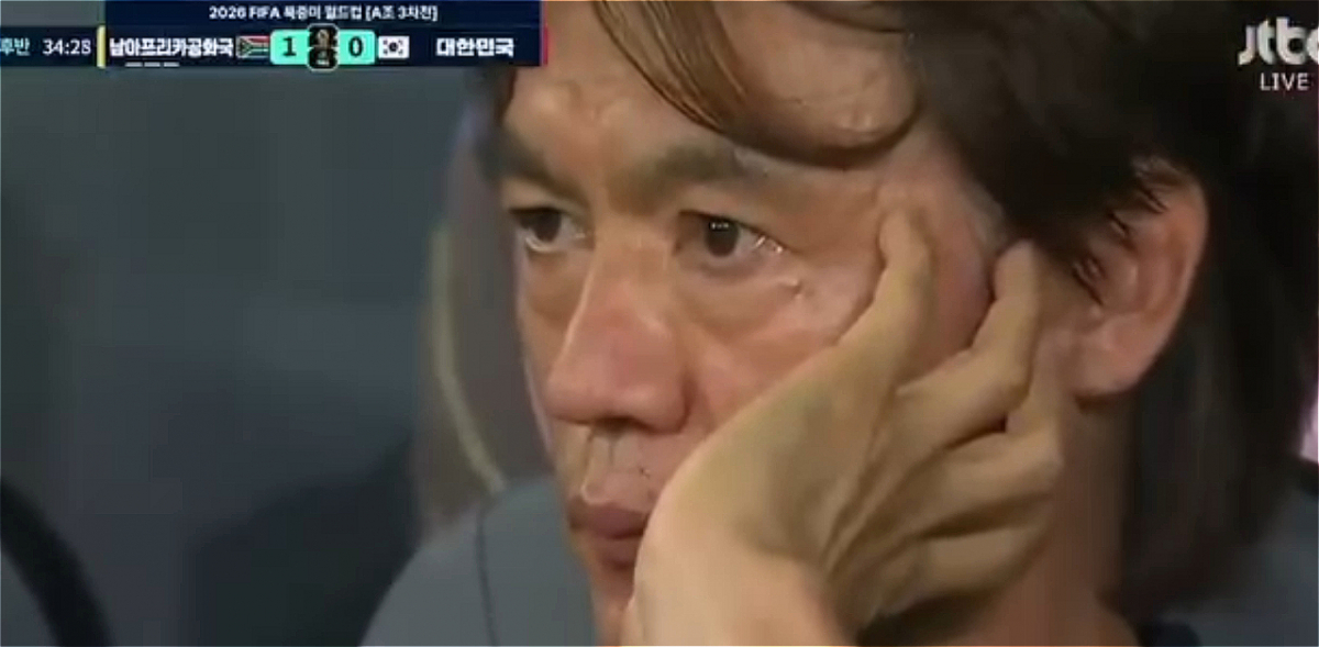 25일 한국이 남아프리카공화국에 1대0으로 질 당시 포착된 홍명보 한국 국가대표팀 감독의 모습. 무기력한 표정에 "경기 구경하고 있느냐"는 비판이 나왔다./사진=JTBC 