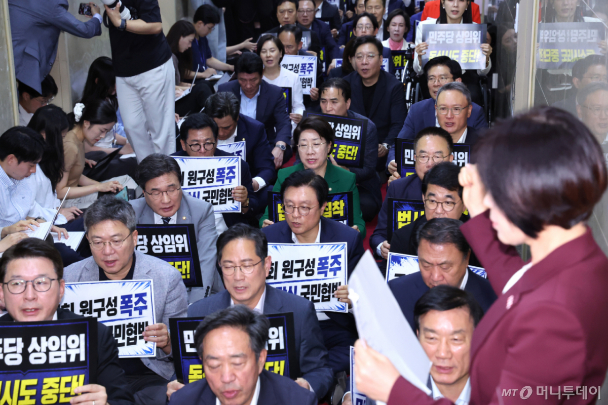 (서울=뉴스1) 신웅수 기자 = 국민의힘 의원들이 30일 서울 여의도 국회에서 원 구성 관련 본회의 진행과 관련해 조정식 국회의장실을 항의 방문하고 있다. 2026.6.30/뉴스1  Copyright © 뉴스1. All rights reserved. 무단 전재 및 재배포,  AI학습 이용 금지. /사진=(서울=뉴스1) 신웅수 기자