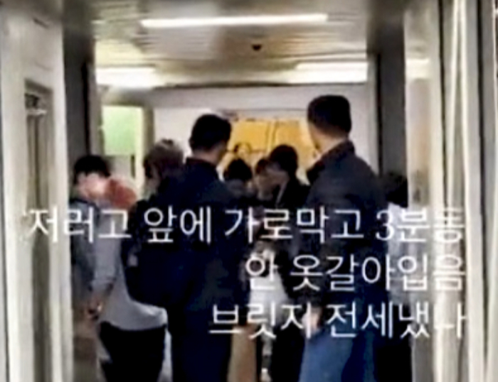 SNS(소셜미디어)에는 코르티스가 과거 항공편 탑승교(브릿지)를 틀어막고 옷을 갈아입은 적도 있다는 글과 영상이 확산했지만, 소속사는 이는 사실과 다르다고 해명했다./사진=SNS 캡처