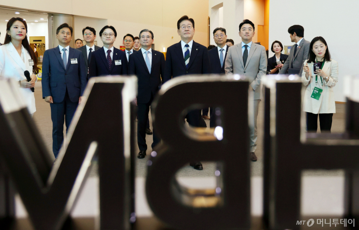 (광주=뉴스1) 이재명 기자 = 이재명 대통령이 30일 광주 김대중 컨벤션센터에서 열린 서남권 첨단산업 발전비전 국민보고회에서 SK하이닉스 AI반도체 전시물을 관람하고 있다. (청와대통신사진기자단) 2026.6.30/뉴스1  Copyright © 뉴스1. All rights reserved. 무단 전재 및 재배포,  AI학습 이용 금지. /사진=(광주=뉴스1) 이재명 기자