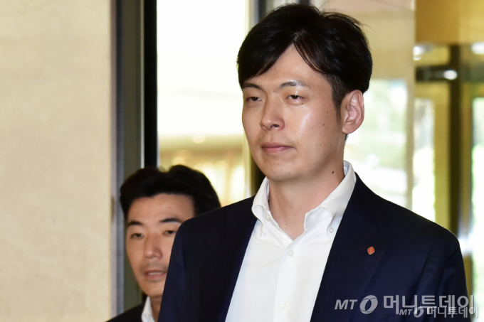 신유열 롯데지주 미래성장실장 전무가 19일 서울 송파고 잠실동 롯데호텔월드에서 진행된 롯데, '2024 하반기 롯데 VCM(Value Creation Meeting)'에 참석하고 있다.   이번 하반기 VCM에서는 국내 경제 저성장과 글로벌 경기 침체 속에서 위기 극복 방안을 논의할 예정으로 알려진 가운데 신동빈 롯데그룹 회장의 장남 신유열 롯데지주 미래성장실장(전무)이 등을 포함한 계열사 대표 들이 참석했다. /사진=임한별(머니S)