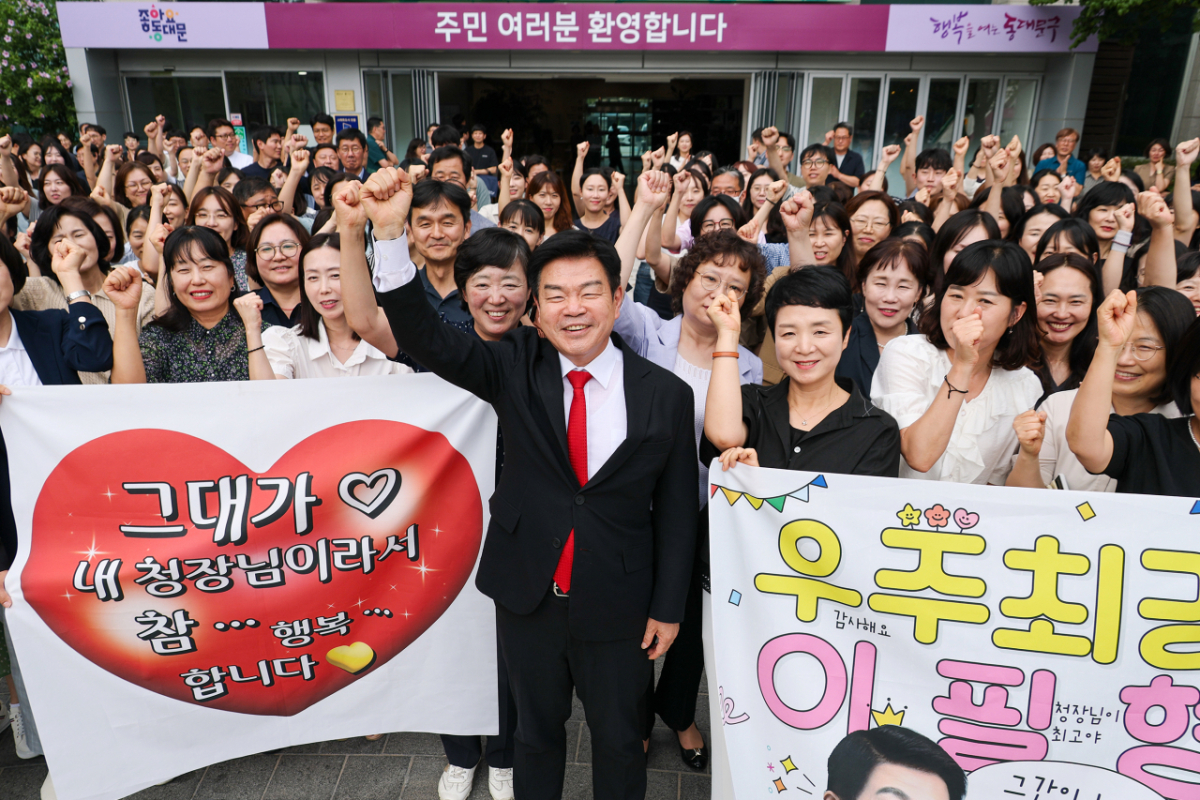이필형 동대문구청장이 30일 동대문구청 직원들의 환송을 받으며 마지막 퇴근길에 오르고 있다./사진제공=동대문구