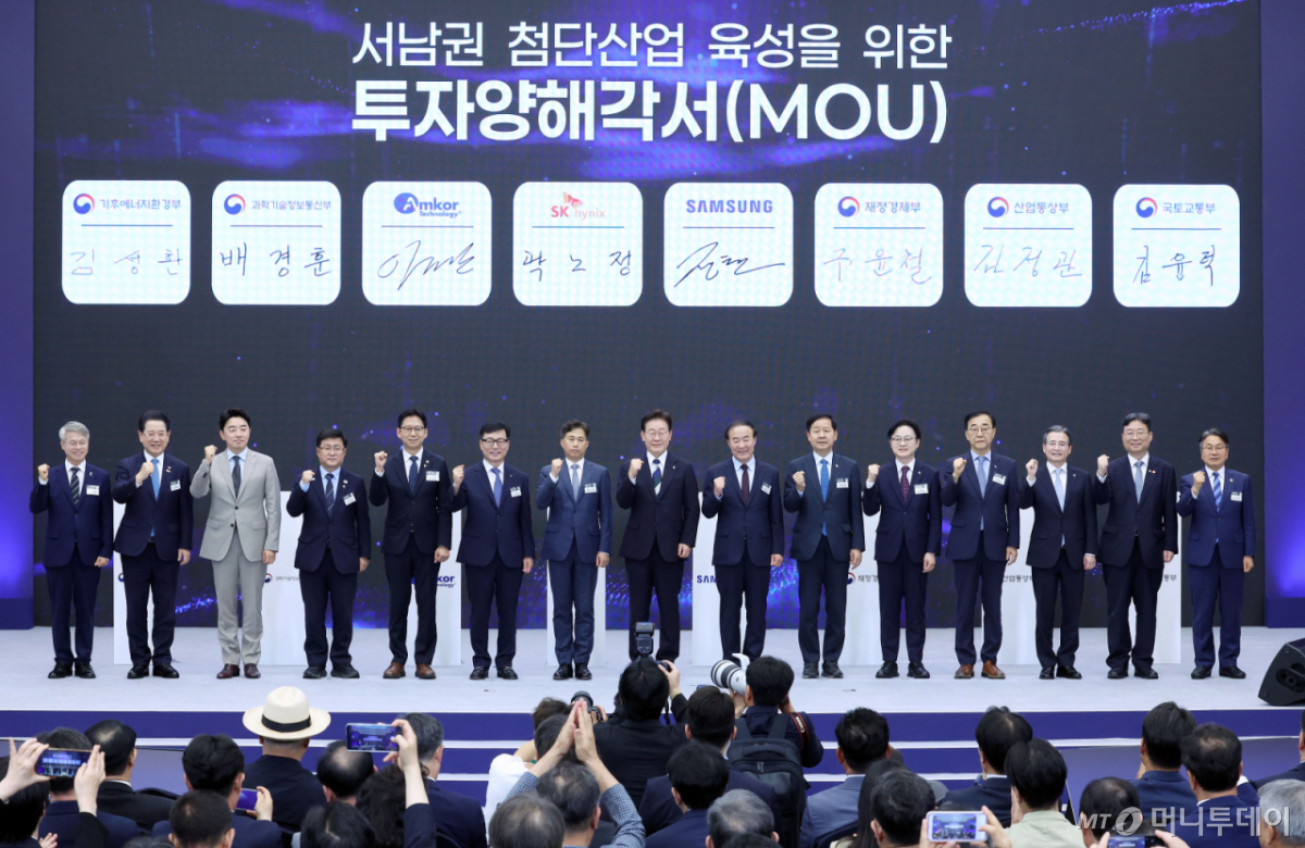 [광주=뉴시스] 조성봉 기자 = 이재명 대통령이 30일 광주 김대중 컨벤션센터에서 열린 서남권 첨단산업 발전비전 국민보고회에서 참석자들과 기념촬영을 하고 있다. 2026.06.30. suncho21@newsis.com /사진=조성봉