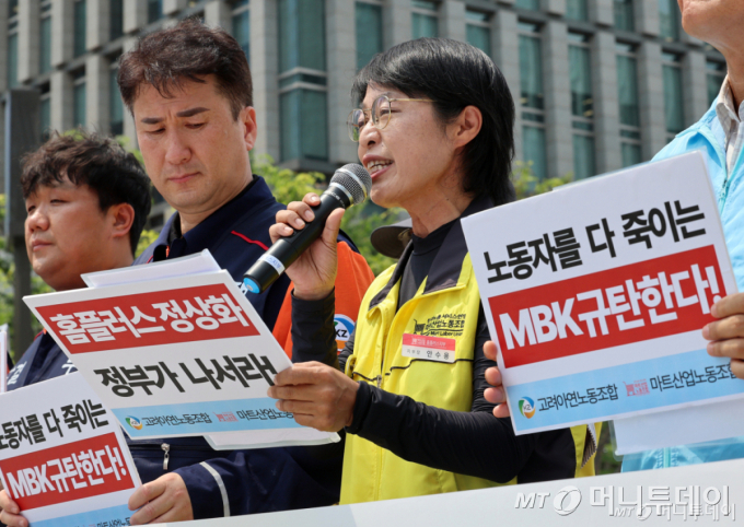 [서울=뉴시스] 이영환 기자 = 안수용 마트산업노동조합 홈플러스지부장이 30일 오후 서울 종로구 광화문광장에 마련된 마트산업노동조합 홈플러스지부 단식농성장에서 열린 MBK의 홈플러스 사태 해결 및 고려아연 적대적 인수 시도 중단 촉구 기자회견에 참석해 발언을 하고 있다. 2026.06.30. 20hwan@newsis.com /사진=이영환