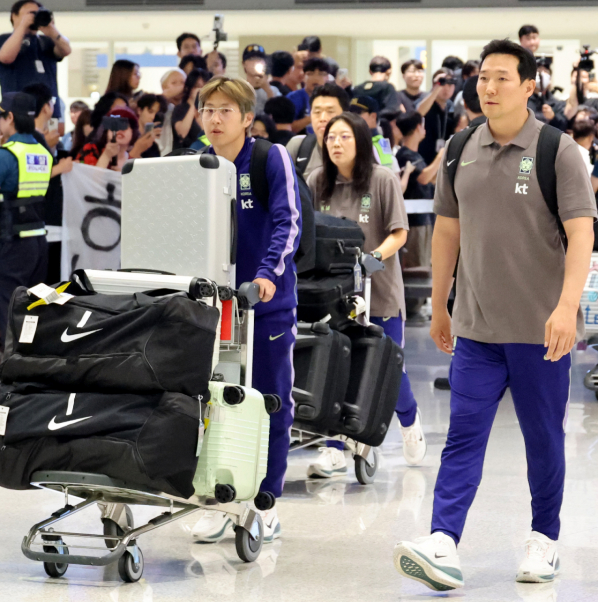 2026 FIFA 북중미월드컵 조별예선에서 탈락하며 불명예 퇴진한  축구대표팀 홍명보 전 감독이 조현우, 이강인, 김민재 등 선수들과 함께 30일 오전 인천공항 제2청사를 통해 귀국하고 있다. 홍감독은 미디어접촉없이 아무런 얘기도 남기지않고 청사를 빠져나가고 있다. /사진=강영조 선임기자