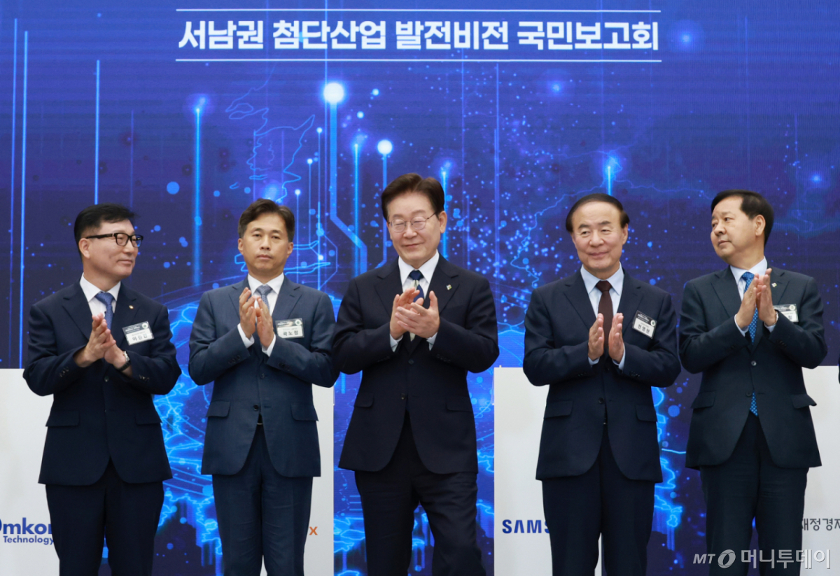 (광주=뉴스1) 허경 기자 = 이재명 대통령이 30일 광주 김대중 컨벤션센터에서 열린 서남권 첨단산업 발전비전 국민보고회에서 서남권 첨단산업 육성을 위한 투자양해각서를 마친 참석자들과 기념촬영을 하고 있다. 왼쪽부터 이진안 앰코테크놀로지코리아 대표, 곽노정 SK하이닉스 대표, 이재명 대통령, 전영현 삼성전자 부회장, 구윤철 부총리 겸 재정경제부 장관. (청와대통신사진기자단) 2026.6.30/뉴스1  Copyright © 뉴스1. All rights reserved. 무단 전재 및 재배포,  AI학습 이용 금지. /사진=(광주=뉴스1) 허경 기자