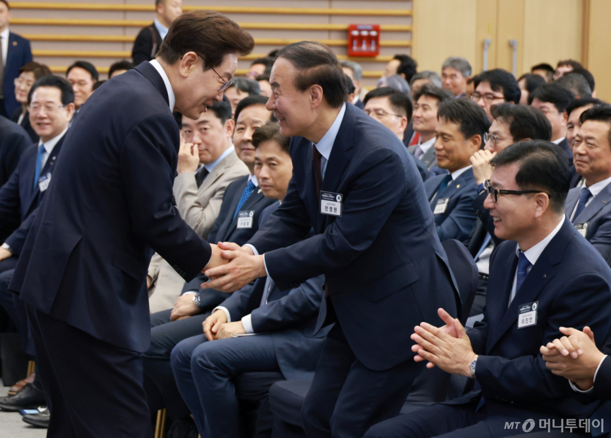 (광주=뉴스1) 허경 기자 = 이재명 대통령이 30일 광주 김대중 컨벤션센터에서 열린 서남권 첨단산업 발전비전 국민보고회에서 전영현 삼성전자 부회장과 인사하고 있다. (청와대통신사진기자단) 2026.6.30/뉴스1  Copyright © 뉴스1. All rights reserved. 무단 전재 및 재배포,  AI학습 이용 금지. /사진=(광주=뉴스1) 허경 기자