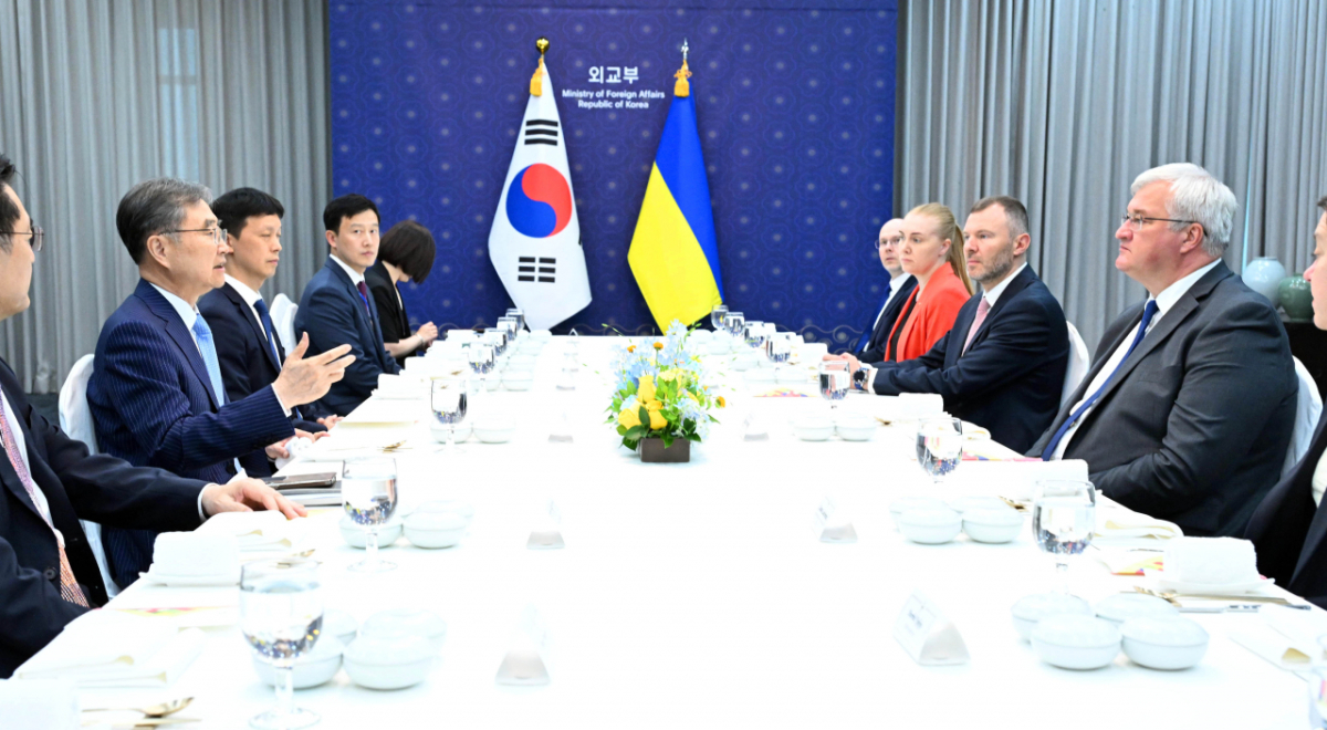 조현 외교부 장관(왼쪽 두번째)이 30일 서울 외교부 청사에서 안드리 시비하 우크라이나 외교장관(오른쪽 두번째)과 한-우크라이나 외교장관 회담을 가졌다./사진제공=외교부
