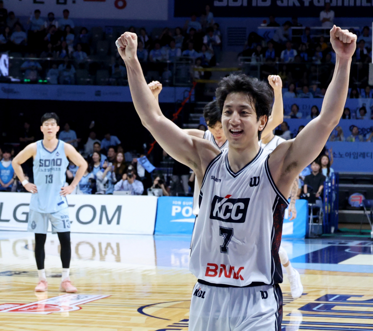MVP 허훈이 3일 고양체육관에서 열린 LG전자 2025-2026 프로농구 챔피언결정전 고양소노와 부산KCC 5차전에서 승리가 확실시되며 우승을 예상하며 선수들과 환호하고 있다..  2026.05.13. /사진=강영조 cameratalks@