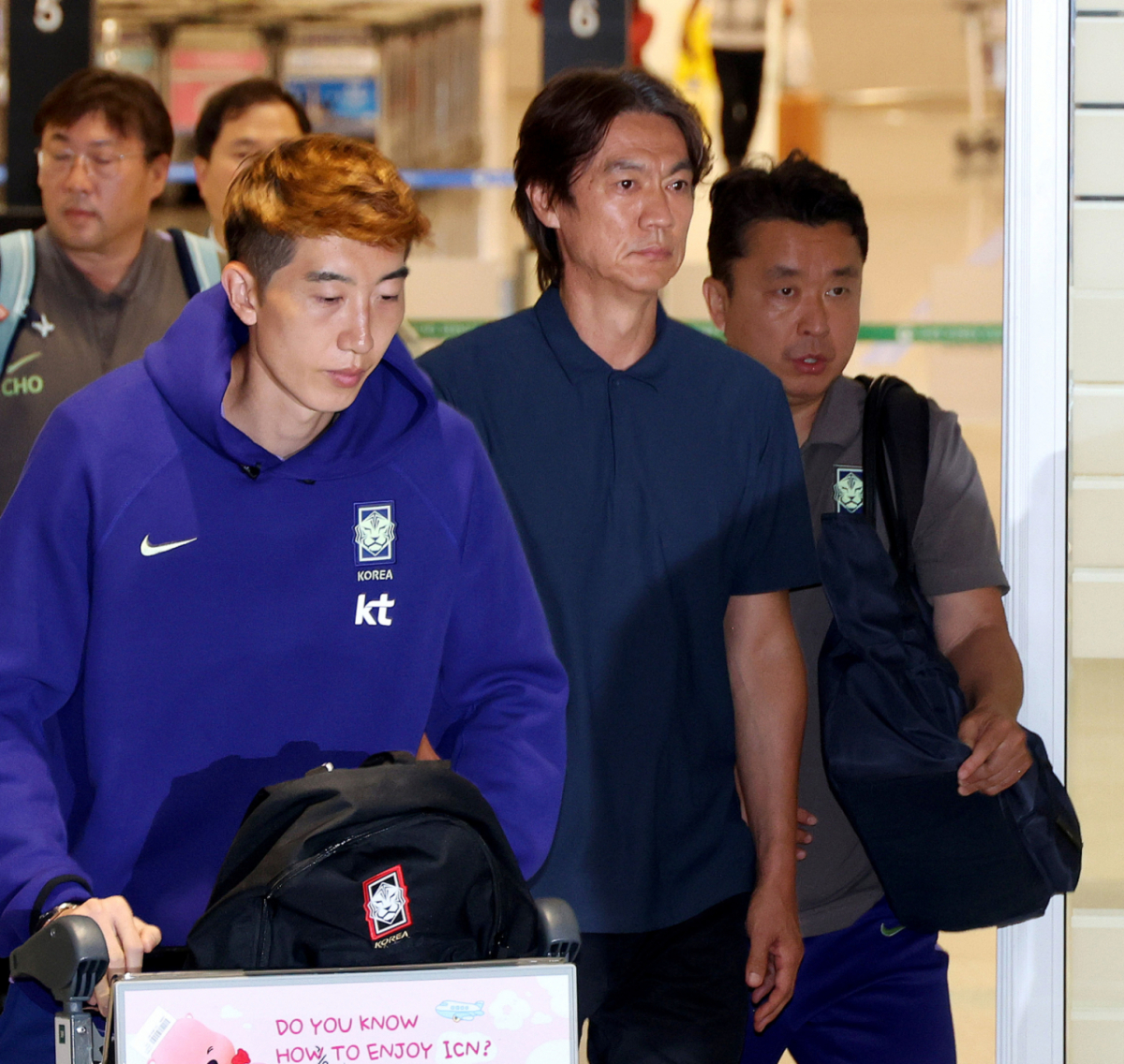 2026 FIFA 북중미월드컵 조별예선에서 탈락하며 불명예 퇴진한  축구대표팀 홍명보 전 감독이 조현우, 이강인, 김민재 등 선수들과 함께 30일 오전 인천공항 제2청사를 통해 귀국하고 있다.                                                                마지막으로 이강인이 청사를 나서고 있다. /사진=강영조 cameratalks@