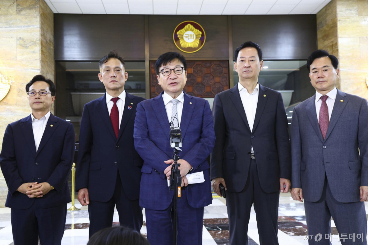 [서울=뉴시스] 김근수 기자 = 정점식 국민의힘 원내대표가 30일 오후 서울 여의도 국회 본회의장 앞에서 더불어민주당의 국회 원구성에 항의하는 백브리핑을 하고 있다. 2026.06.30. /사진=김근수