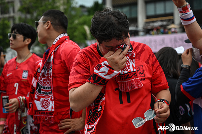 남아공전 패배에 아쉬움을 나타내는 한국 축구팬들. /AFPBBNews=뉴스1