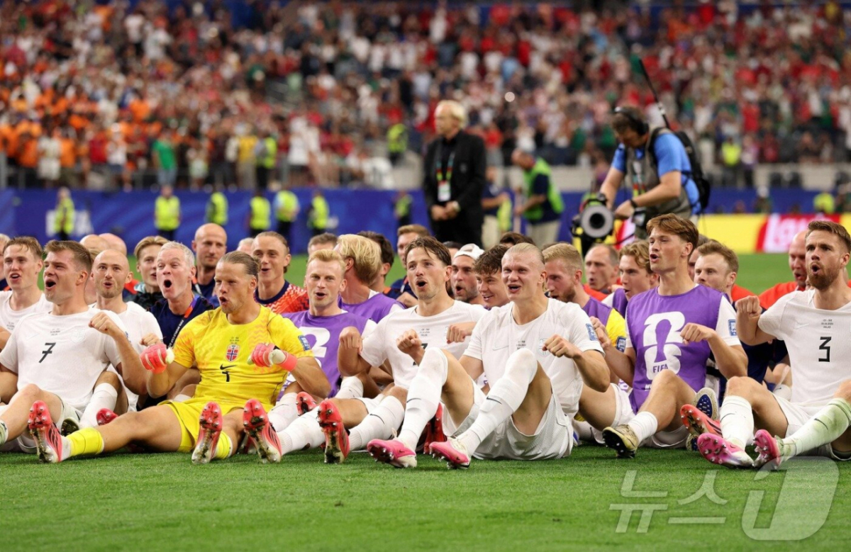노르웨이 축구 국가대표팀 선수들이 1일(한국시간) 열린 '2026 FIFA 북중미 월드컵' 32강 코트디부아르전에서 2대 1로 승리한 뒤 '노 젓기' 세리머니를 펼치고 있다. /로이터=뉴스1