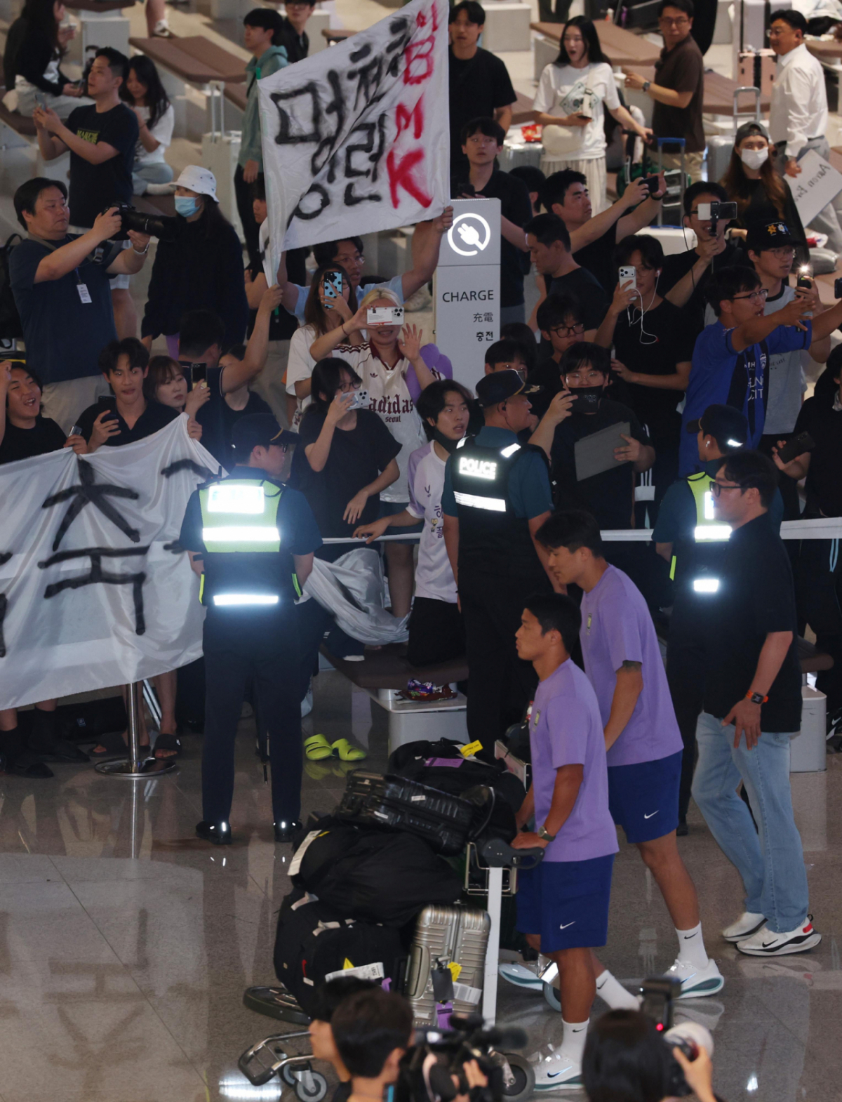 지난달 30일 2026 북중미 월드컵 조별리그에서 탈락한 축구 국가대표팀이 인천국제공항 제2터미널을 통해 귀국한 가운데 축구 팬들이 홍명보 전 감독을 향해 항의하고 있다. /사진=뉴시스
