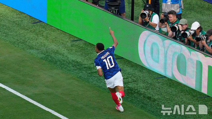 '2026 FIFA 북중미 월드컵'에서 프랑스가 킬리안 음바페의 멀티골 활약에 힘입어 스웨덴을 꺾고 16강에 진출했다. /AP=뉴시스