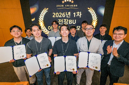 현대모비스가 ‘2026 전장기술 아이디어 공모전' 시상식에서 우수 아이디어 수상자들에게 상장을 수여하고 격려했다./사진제공=현대모비스