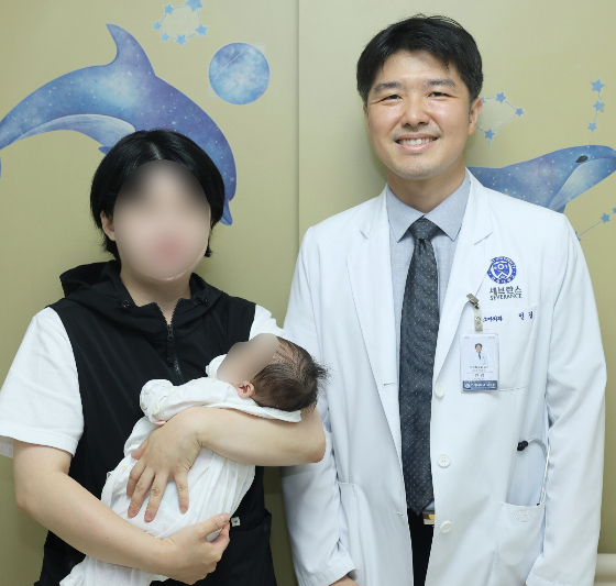 인경 세브란스병원 소아외과 교수와 환아·보호자 기념사진. /사진제공=세브란스병원