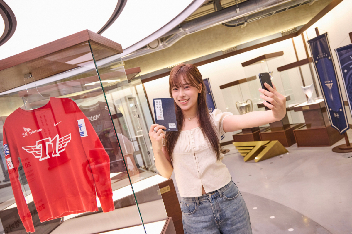 SKT 홍보 모델이 T 팩토리 성수의 신규 정시 '암행천문: 별을 헤다'를 소개하고 있다./사진=SKT