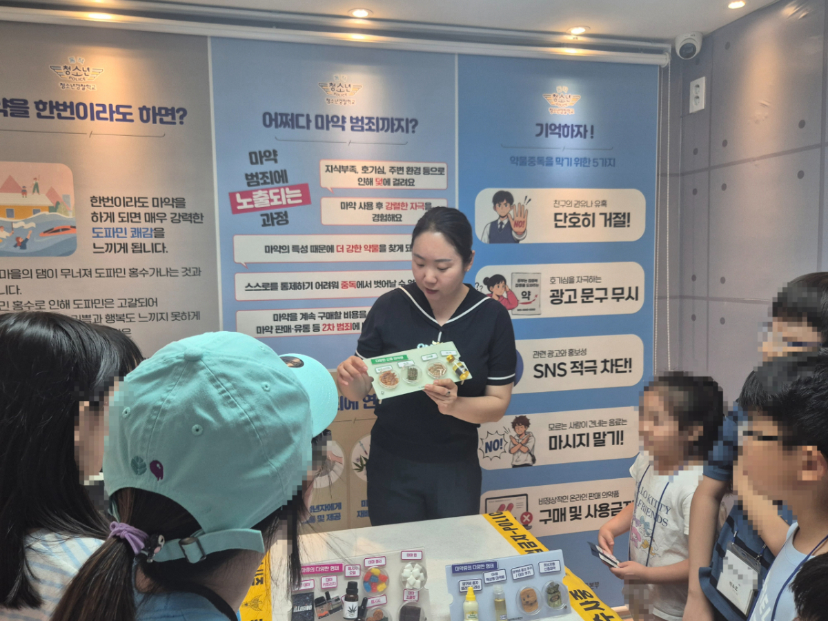 지난달 30일 오후 서울 동착청소년경찰학교에서 마약예방 교육을 진행 중인 양은영씨(41) 모습. /사진=박진호 기자.