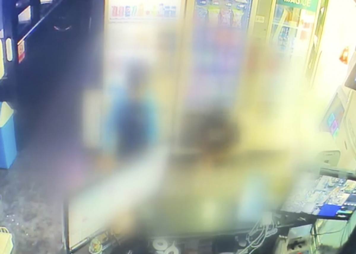 PC방 카운터에 사람이 없는 틈을 타 돈통에서 현금을 훔친 초등학생들이 CCTV를 향해 인사하는 모습. /사진=SBS 방송화면 캡처