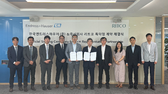 서울 영등포구 한국엔드레스하우저 사옥에서 리트코 박종운 대표(오른쪽에서 다섯번째), 한국엔드레스하우저 김영석 대표(오른쪽에서 여섯번째) 및 임직원들이 기념사진을 촬영하고 있다./사진제공=리트코