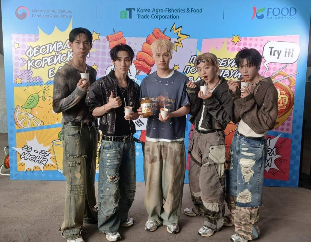 카자흐스탄 한류축제서 K푸드 매력 전파에 나선 아이돌./사진제공=aT