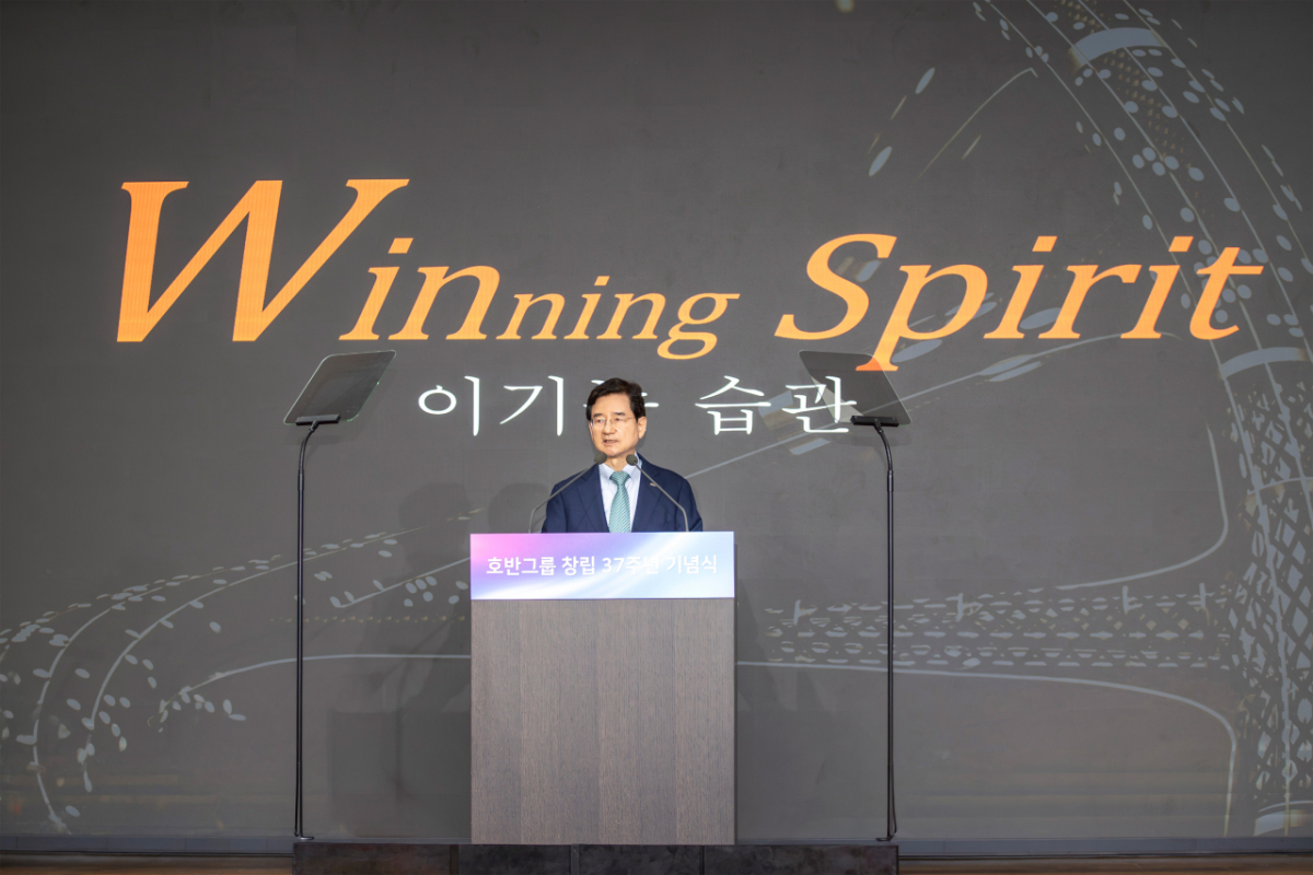 김선규 호반그룹 회장이 지난달 30일 서울 서초구 본사에서 열린 창립 37주년 기념식에서 임직원들에게 '정직과 원칙'의 기본 가치를 바탕으로 한 성장을 당부하고 있다./사진제공=호반그룹