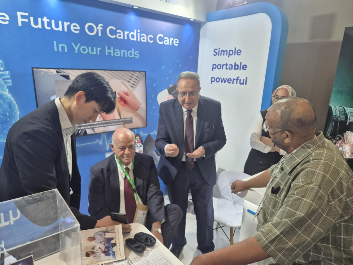 지난달 이집트에서 열린 'CardioAlex' 뷰노 전시 부스에서 현지 의료진이 HATIV P30을 시연하고 있다./사진=뷰노