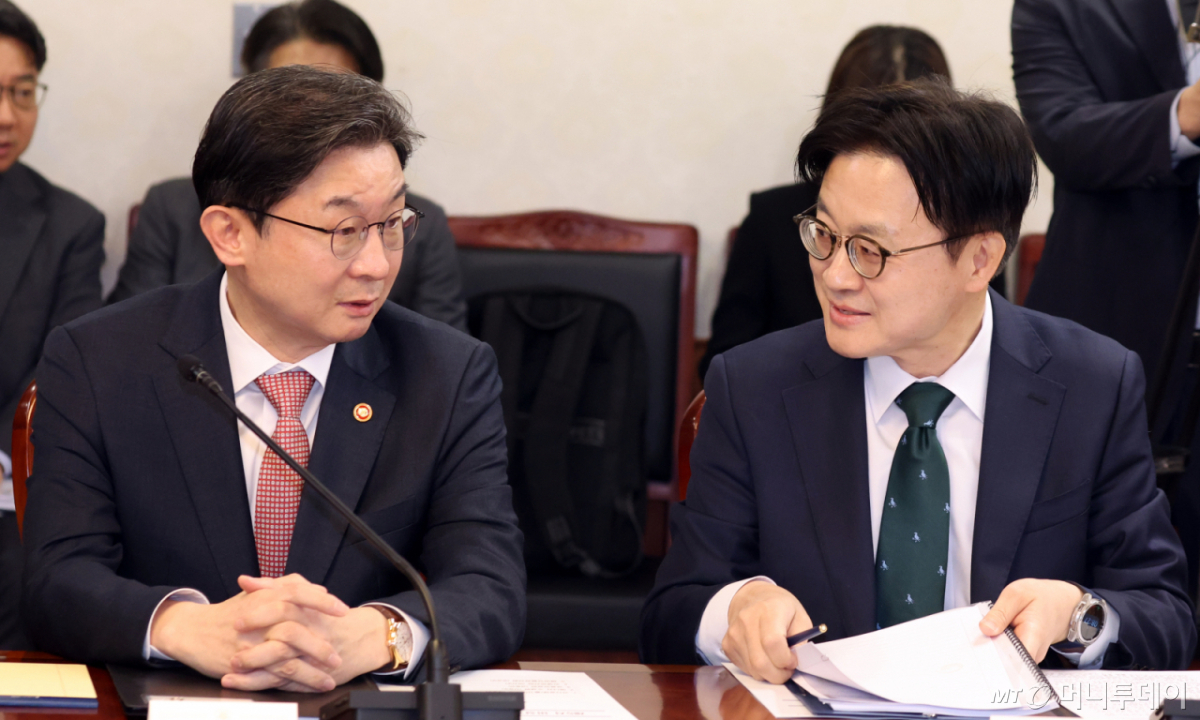 (서울=뉴스1) 김명섭 기자 = 김정관 산업통상부 장관과 이억원 금융위원장이 15일 오전 서울 종로구 세종대로 정부서울청사에서 열린 제5차 비상경제본부 회의에서 대화를 하고 있다. 2026.4.15/뉴스1 Copyright © 뉴스1. All rights reserved. 무단 전재 및 재배포, AI학습 이용 금지. /사진=(서울=뉴스1) 김명섭 기자