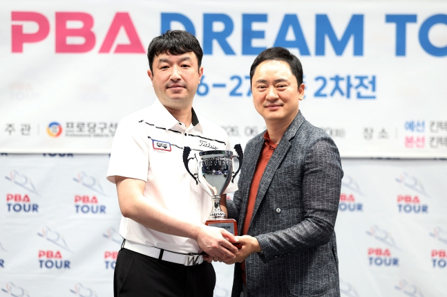 정찬국(왼쪽)이 6월 30일 '고양 킨텍스 PBA 스타디움'에서 열린 '2026-2027 PBA 드림투어 2차전'에서 우승한 뒤 황득희 프로당구선수협회장과 함께 기념 촬영을 하고 있다. /사진=PBA 제공