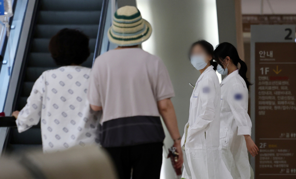서울 시내의 대학병원에서 환자와 의료진이 이동하고 있다./사진= 뉴시스