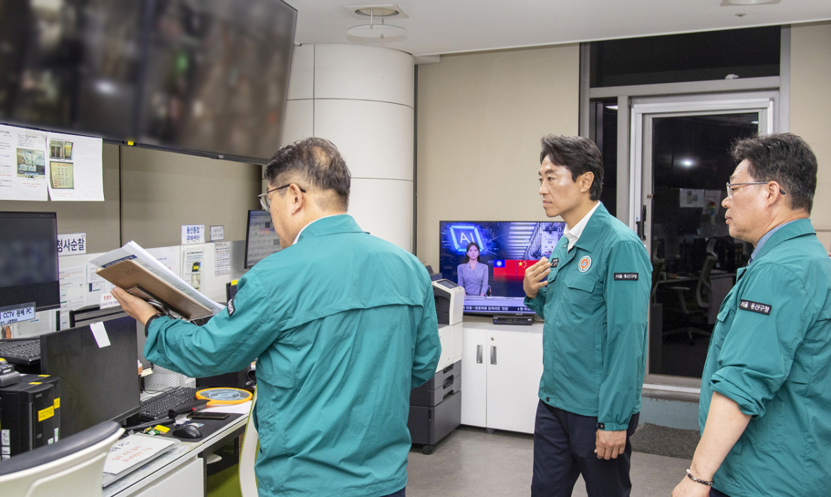 김경대 용산구청장은 1일 오전 0시 당직실과 재난안전상황실, 통합관제센터를 방문했다. /사진제공=용산구