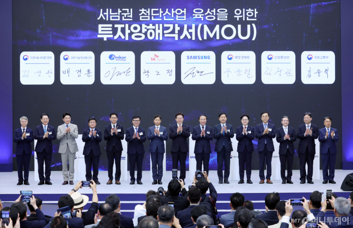 [광주=뉴시스] 조성봉 기자 = 이재명 대통령이 30일 광주 김대중 컨벤션센터에서 열린 서남권 첨단산업 발전비전 국민보고회에서 참석자들과 기념촬영을 하고 있다.   왼쪽부터 민형배 전남광주통합특별시장 당선인, 김영록 전남도지사, 강훈식 비서실장, 김성환 기후에너지환경부 장관, 배경훈 부총리 겸 과학기술정보통신부 장관, 이진안 엠코코리아 대표이사, 곽노정 SK하이닉스 대표이사, 이 대통령, 전영현 삼성전자 부회장, 구윤철 경제부총리 겸 재정경제부 장관, 김정관 산업통상부 장관, 김윤덕 국토교통부 장관, 김용범 정채실장, 하준경 경제성장수석, 강기정 광주시장. 2026.06.30. suncho21@newsis.com /사진=조성봉