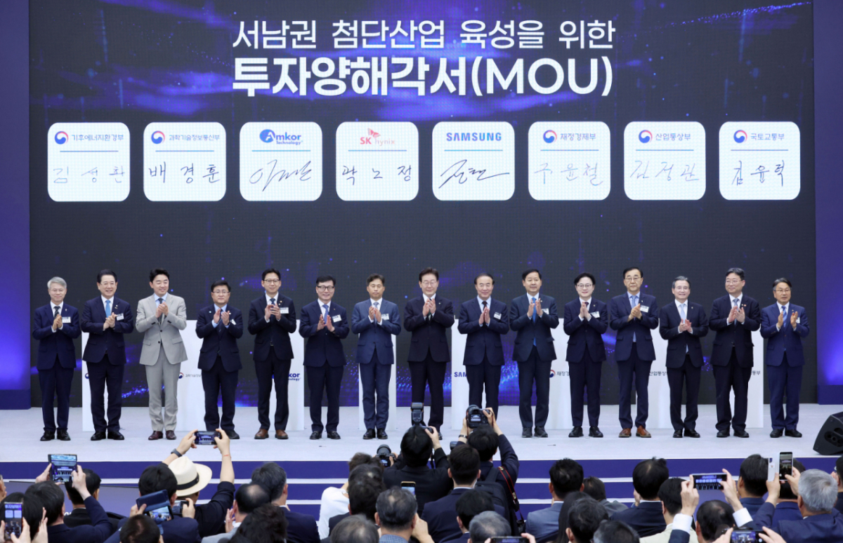 이재명 대통령이 30일 광주 김대중 컨벤션센터에서 열린 서남권 첨단산업 발전비전 국민보고회에서 참석자들과 기념촬영을 하고 있다. 왼쪽부터 민형배 전남광주통합특별시장 당선인, 김영록 전남도지사, 강훈식 비서실장, 김성환 기후에너지환경부 장관, 배경훈 부총리 겸 과학기술정보통신부 장관, 이진안 엠코코리아 대표이사, 곽노정 SK하이닉스 대표이사, 이 대통령, 전영현 삼성전자 부회장, 구윤철 경제부총리 겸 재정경제부 장관, 김정관 산업통상부 장관, 김윤덕 국토교통부 장관, 김용범 정채실장, 하준경 경제성장수석, 강기정 광주시장. 2026.06.30. suncho21@newsis.com /사진=조성봉