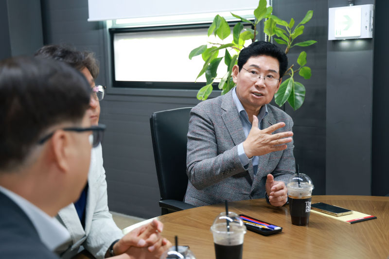 이상일 용인특례시장이 1일 이동·남사읍 첨단시스템반도체 국가산단 보상이 이뤄지고 있는 현장사무실을 방문했다./사진제공=용인시