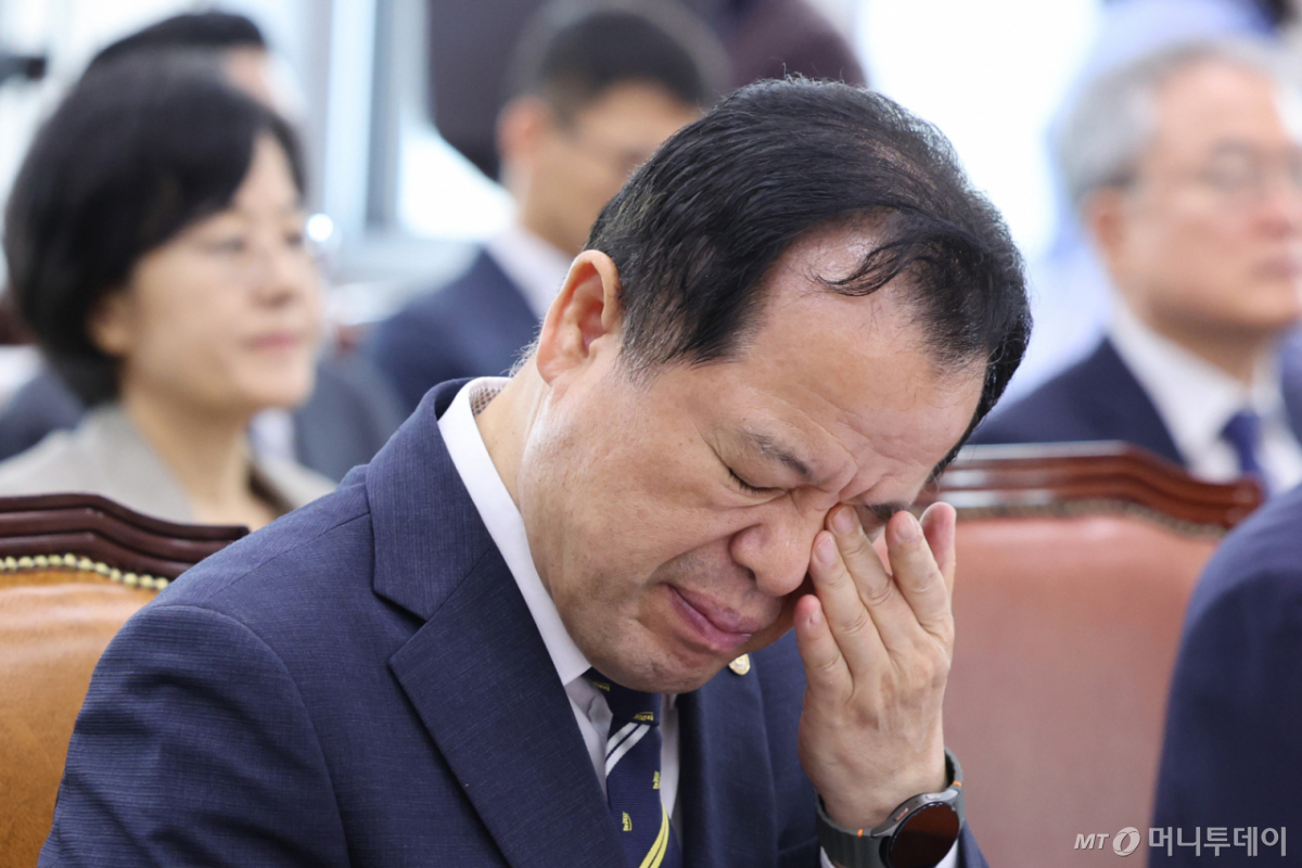 (서울=뉴스1) 신웅수 기자 = 위철환 중앙선관위원장 직무대행이 1일 서울 여의도 국회에서 열린 제9회전국동시지방선거투표용지부족 사태 등 국민참정권침해진상규명 및 선거관리개혁을 위한 국정조사 특별위원회에서 생각에 잠겨 있다. 2026.7.1/뉴스1 Copyright © 뉴스1. All rights reserved. 무단 전재 및 재배포, AI학습 이용 금지. /사진=(서울=뉴스1) 신웅수 기자