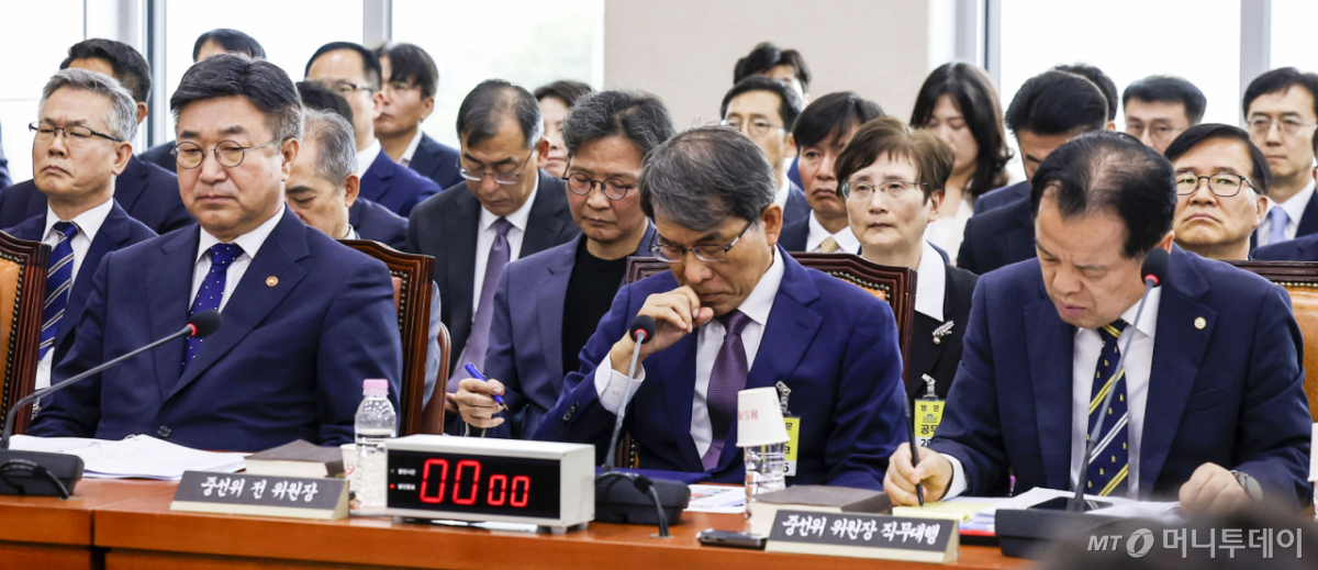 [서울=뉴시스] 정병혁 기자 =  노태악 전 중앙선관위원장과 위철환 중앙선관위원장 직무대행이 1일 여의도 국회에서 열린 제9회 전국동시지방선거 투표용지 부족사태 등 국민 참정권 침해 진상규명 및 선거관리 개혁을 위한 국정조사특별위원회 제3차 전체회의에서 출석해 있다 2026.07.01. jhope@newsis.com /사진=정병혁