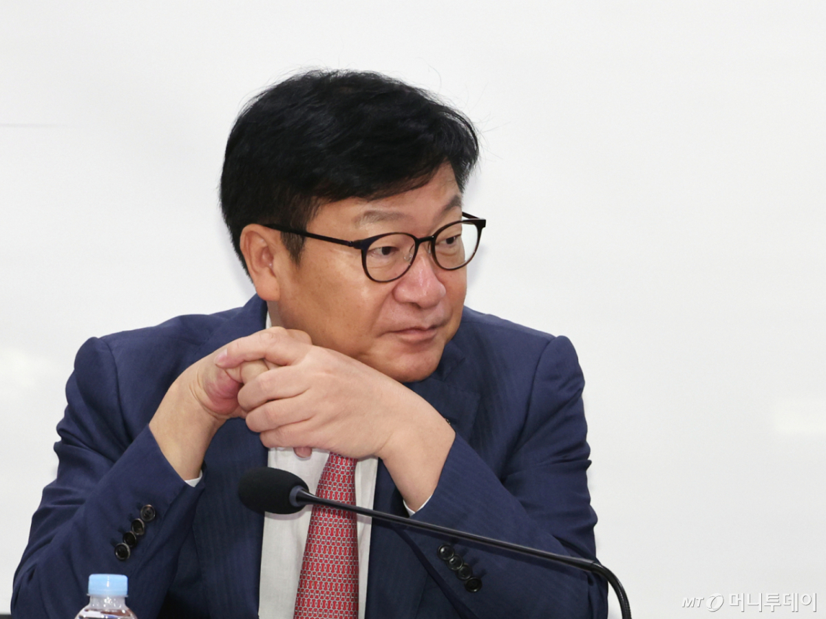 (서울=뉴스1) 황기선 기자 = 정점식 국민의힘 원내대표가 1일 오전 서울 여의도 국회 의원회관에서 열린 ‘상속세 개편의 경제적 효과’ 토론회에서 생각에 잠겨 있다. 2026.7.1/뉴스1 Copyright © 뉴스1. All rights reserved. 무단 전재 및 재배포, AI학습 이용 금지. /사진=(서울=뉴스1) 황기선 기자
