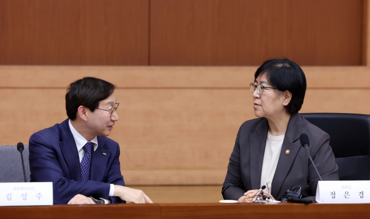 (서울=뉴스1) 김성진 기자 = 정은경 보건복지부 장관(오른쪽)과 김성주 국민연금공단 이사장이 28일 서울 종로구 정부서울청사 별관에서 열린 2026년도 제5차 국민연금기금운용위원회에서 대화하고 있다. 2026.5.28/뉴스1 Copyright © 뉴스1. All rights reserved. 무단 전재 및 재배포, AI학습 이용 금지. /사진=(서울=뉴스1) 김성진 기자